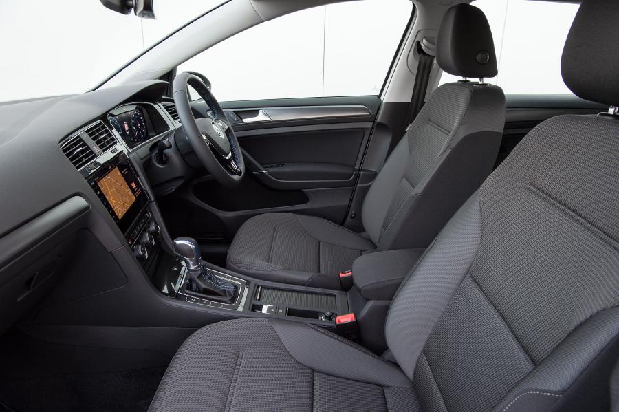 Интерьер Volkswagen e-Golf 2017 года  (UK) (фото 15 из 28)